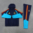 Chándal largo de España 2026 2027 conjunto cortavientos con capucha y pantalón para hombre azul marino oficial de la Selección Española Tienda Hincha Futbolero, Chándal España 2026, Conjunto largo España, Ropa de entrenamiento España 2027, Chándal oficial de la Roja hombre, Comprar cortavientos España con capucha, Calidad premium España azul marino, Chaqueta España impermeable, Ropa urbana blockecore, Chándal de colección RFEF.