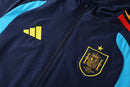 Chándal largo de España 2026 2027 conjunto cortavientos con capucha y pantalón para hombre azul marino oficial de la Selección Española Tienda Hincha Futbolero, Chándal España 2026, Conjunto largo España, Ropa de entrenamiento España 2027, Chándal oficial de la Roja hombre, Comprar cortavientos España con capucha, Calidad premium España azul marino, Chaqueta España impermeable, Ropa urbana blockecore, Chándal de colección RFEF.