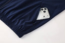 Chándal largo de España 2026 2027 conjunto cortavientos con capucha y pantalón para hombre azul marino oficial de la Selección Española Tienda Hincha Futbolero, Chándal España 2026, Conjunto largo España, Ropa de entrenamiento España 2027, Chándal oficial de la Roja hombre, Comprar cortavientos España con capucha, Calidad premium España azul marino, Chaqueta España impermeable, Ropa urbana blockecore, Chándal de colección RFEF.