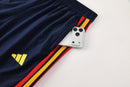 Chándal largo de España 2026 2027 conjunto cortavientos con capucha y pantalón para hombre azul marino oficial de la Selección Española Tienda Hincha Futbolero, Chándal España 2026, Conjunto largo España, Ropa de entrenamiento España 2027, Chándal oficial de la Roja hombre, Comprar cortavientos España con capucha, Calidad premium España azul marino, Chaqueta España impermeable, Ropa urbana blockecore, Chándal de colección RFEF.