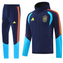 Chándal largo de España 2026 2027 conjunto cortavientos con capucha y pantalón para hombre azul marino oficial de la Selección Española Tienda Hincha Futbolero, Chándal España 2026, Conjunto largo España, Ropa de entrenamiento España 2027, Chándal oficial de la Roja hombre, Comprar cortavientos España con capucha, Calidad premium España azul marino, Chaqueta España impermeable, Ropa urbana blockecore, Chándal de colección RFEF.