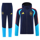 Chándal largo de España 2026 2027 conjunto cortavientos con capucha y pantalón para hombre azul marino oficial de la Selección Española Tienda Hincha Futbolero, Chándal España 2026, Conjunto largo España, Ropa de entrenamiento España 2027, Chándal oficial de la Roja hombre, Comprar cortavientos España con capucha, Calidad premium España azul marino, Chaqueta España impermeable, Ropa urbana blockecore, Chándal de colección RFEF.