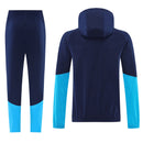 Chándal largo de España 2026 2027 conjunto cortavientos con capucha y pantalón para hombre azul marino oficial de la Selección Española Tienda Hincha Futbolero, Chándal España 2026, Conjunto largo España, Ropa de entrenamiento España 2027, Chándal oficial de la Roja hombre, Comprar cortavientos España con capucha, Calidad premium España azul marino, Chaqueta España impermeable, Ropa urbana blockecore, Chándal de colección RFEF.