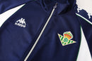 Chándal hombre Real Betis temporada 2025 2026 conjunto completo chaqueta y pantalón azul marino oficial fútbol bético elegante premium.