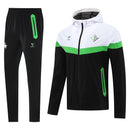Chándal hombre Real Betis temporada 2025 2026 conjunto completo chaqueta cortavientos con capucha y pantalón negro detalles verde y blanco oficial fútbol bético.