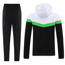 Chándal hombre Real Betis temporada 2025 2026 conjunto completo chaqueta cortavientos con capucha y pantalón negro detalles verde y blanco oficial fútbol bético.
