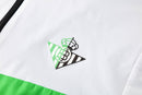 Chándal hombre Real Betis temporada 2025 2026 conjunto completo chaqueta cortavientos con capucha y pantalón negro detalles verde y blanco oficial fútbol bético.