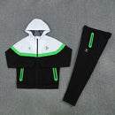 Chándal hombre Real Betis temporada 2025 2026 conjunto completo chaqueta cortavientos con capucha y pantalón negro detalles verde y blanco oficial fútbol bético.