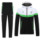Chándal hombre Real Betis temporada 2025 2026 conjunto completo chaqueta cortavientos con capucha y pantalón negro detalles verde y blanco oficial fútbol bético.