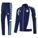 Chándal hombre Real Betis temporada 2025 2026 conjunto completo chaqueta y pantalón azul marino oficial fútbol bético elegante premium.