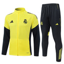 Chándal hombre Real Madrid temporada 2025 2026 conjunto chaqueta amarilla y pantalón negro calidad 1.1 escudo bordado oficial.