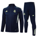 Real Madrid 2025, Chándal Madrid 25/26, Conjunto Real Madrid azul marino, Ropa Real Madrid oficial, Agasalho Madrid 2026, Chándal fútbol hombre, Calidad 1.1 Madrid, Nueva colección 2025, Regalo fútbol hombre, Tienda Hincha Futbolero.