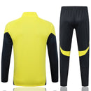 Chándal hombre Real Madrid temporada 2025 2026 conjunto chaqueta amarilla y pantalón negro calidad 1.1 escudo bordado oficial.