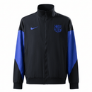 Chaqueta hombre FC Barcelona temporada 2025 2026 negra y azul sin capucha entrenamiento calidad 1.1 premium oficial culé midnight. Barcelona 2025, Chaqueta Barcelona negra, Ropa Barça barata, Entrenamiento Barcelona 25/26, Calidad 1.1 Barcelona, La Liga Gear, Tienda Hincha Futbolero, FC Barcelona Black Blue.