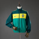 Chaqueta retro Brasil 2010 hombre verde de paseo y concentración del mundial calidad 1.1 premium Tienda Hincha Futbolero Brasil Track Jacket Vintage Kaká, Chaqueta retro Brasil, Chaqueta Brasil verde, Chaqueta Brasil 2010, Campera clásica Brasil mundial, Comprar chaqueta antigua CBF, Calidad 1.1 premium retro, Brasil Kaká chaqueta, Ropa casual fútbol, Chaqueta pista Brasil histórica.