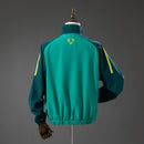 Chaqueta retro Brasil 2010 hombre verde de paseo y concentración del mundial calidad 1.1 premium Tienda Hincha Futbolero Brasil Track Jacket Vintage Kaká, Chaqueta retro Brasil, Chaqueta Brasil verde, Chaqueta Brasil 2010, Campera clásica Brasil mundial, Comprar chaqueta antigua CBF, Calidad 1.1 premium retro, Brasil Kaká chaqueta, Ropa casual fútbol, Chaqueta pista Brasil histórica.