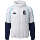 Chaqueta cortaviento Argentina 2026 2027 hombre blanca impermeable escudo oficial AFA 3 estrellas ropa entrenamiento selección argentina vista frontal blanca.