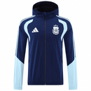 Chaqueta cortaviento Argentina 2026 2027 hombre azul marino impermeable escudo oficial AFA 3 estrellas ropa entrenamiento selección argentina vista frontal.