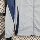 Boca Juniors 2026, Cortaviento Boca oficial, Chaqueta Boca 25/26, Ropa oficial Boca Juniors, Windbreaker fútbol hombre, Regalo fútbol hombre Boca, Chaqueta azul Boca, Cortaviento con capucha, Boca Juniors lifestyle kit, Comprar cortaviento barato, Tienda Hincha Futbolero.