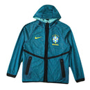 Chaqueta cortaviento hombre selección de Brasil con capucha temporada 2026 2027 verde impermeable calidad 1.1 oficial, Cortaviento Brasil, Chaqueta Brasil 2026, Windbreaker Brasil verde, Ropa entrenamiento Brasil, Calidad 1.1 Canarinha, Tienda Hincha Futbolero, Impermeable futbol Brasil, Moda deportiva 2026, Bloke Core Brasil, Casaca con capucha Brasil.