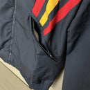Chaqueta cortaviento hombre selección española temporada 2025 2026 estilo retro azul marino sin capucha calidad 1.1 oficial, España 2025, Cortaviento España, Chaqueta España retro, Ropa España barata, Calidad 1.1 España, Cortaviento azul marino España, Moda Bloke Core, Tienda Hincha Futbolero, Selección Española 2026.