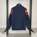 Chaqueta cortaviento hombre selección española temporada 2025 2026 estilo retro azul marino sin capucha calidad 1.1 oficial, España 2025, Cortaviento España, Chaqueta España retro, Ropa España barata, Calidad 1.1 España, Cortaviento azul marino España, Moda Bloke Core, Tienda Hincha Futbolero, Selección Española 2026.