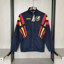 Chaqueta cortaviento hombre selección española temporada 2025 2026 estilo retro azul marino sin capucha calidad 1.1 oficial, España 2025, Cortaviento España, Chaqueta España retro, Ropa España barata, Calidad 1.1 España, Cortaviento azul marino España, Moda Bloke Core, Tienda Hincha Futbolero, Selección Española 2026.