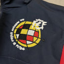 Chaqueta cortaviento hombre selección española temporada 2025 2026 estilo retro azul marino sin capucha calidad 1.1 oficial, España 2025, Cortaviento España, Chaqueta España retro, Ropa España barata, Calidad 1.1 España, Cortaviento azul marino España, Moda Bloke Core, Tienda Hincha Futbolero, Selección Española 2026.