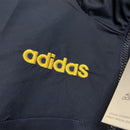 Chaqueta cortaviento hombre selección española temporada 2025 2026 estilo retro azul marino sin capucha calidad 1.1 oficial, España 2025, Cortaviento España, Chaqueta España retro, Ropa España barata, Calidad 1.1 España, Cortaviento azul marino España, Moda Bloke Core, Tienda Hincha Futbolero, Selección Española 2026.