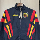 Chaqueta cortaviento hombre selección española temporada 2025 2026 estilo retro azul marino sin capucha calidad 1.1 oficial, España 2025, Cortaviento España, Chaqueta España retro, Ropa España barata, Calidad 1.1 España, Cortaviento azul marino España, Moda Bloke Core, Tienda Hincha Futbolero, Selección Española 2026.