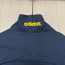 Chaqueta cortaviento hombre selección española temporada 2025 2026 estilo retro azul marino sin capucha calidad 1.1 oficial, España 2025, Cortaviento España, Chaqueta España retro, Ropa España barata, Calidad 1.1 España, Cortaviento azul marino España, Moda Bloke Core, Tienda Hincha Futbolero, Selección Española 2026.