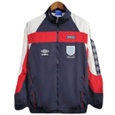Inglaterra retro, Cortaviento Inglaterra oficial, Chaqueta Inglaterra azul marino, Ropa vintage Inglaterra, Windbreaker fútbol hombre, Regalo fútbol hombre Inglaterra, Chaqueta azul retro, England heritage kit, Inglaterra lifestyle, Comprar cortaviento barato, Tienda Hincha Futbolero.