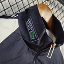 Inglaterra retro, Cortaviento Inglaterra oficial, Chaqueta Inglaterra azul marino, Ropa vintage Inglaterra, Windbreaker fútbol hombre, Regalo fútbol hombre Inglaterra, Chaqueta azul retro, England heritage kit, Inglaterra lifestyle, Comprar cortaviento barato, Tienda Hincha Futbolero.