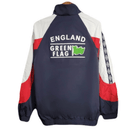 Inglaterra retro, Cortaviento Inglaterra oficial, Chaqueta Inglaterra azul marino, Ropa vintage Inglaterra, Windbreaker fútbol hombre, Regalo fútbol hombre Inglaterra, Chaqueta azul retro, England heritage kit, Inglaterra lifestyle, Comprar cortaviento barato, Tienda Hincha Futbolero.
