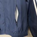 Chaqueta cortaviento hombre Italia temporada 2025 2026 azul marino estilo retro sin capucha escudo bordado calidad 1.1 oficial, Italia 2025, Cortaviento Italia, Chaqueta Italia 25/26, Ropa Italia retro, Cortaviento barato Italia, Calidad 1.1 Azzurra, Moda fútbol Italia, Tienda Hincha Futbolero, FIGC, Bloke Core Italia.