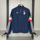 Chaqueta cortaviento hombre Italia temporada 2025 2026 azul marino estilo retro sin capucha escudo bordado calidad 1.1 oficial, Italia 2025, Cortaviento Italia, Chaqueta Italia 25/26, Ropa Italia retro, Cortaviento barato Italia, Calidad 1.1 Azzurra, Moda fútbol Italia, Tienda Hincha Futbolero, FIGC, Bloke Core Italia.