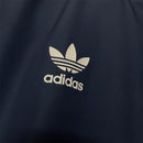 Chaqueta cortaviento hombre Italia temporada 2025 2026 azul marino estilo retro sin capucha escudo bordado calidad 1.1 oficial, Italia 2025, Cortaviento Italia, Chaqueta Italia 25/26, Ropa Italia retro, Cortaviento barato Italia, Calidad 1.1 Azzurra, Moda fútbol Italia, Tienda Hincha Futbolero, FIGC, Bloke Core Italia.