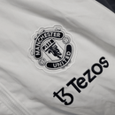 Manchester United 2026, Cortaviento Man United oficial, Chaqueta United 25/26, Ropa oficial Manchester United, Windbreaker fútbol hombre, Regalo fútbol hombre Manchester, Chaqueta blanca Premier League, Cortaviento sin capucha, Manchester United lifestyle kit, Comprar cortaviento barato, Tienda Hincha Futbolero.