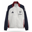 Manchester United 2026, Cortaviento Man United oficial, Chaqueta United 25/26, Ropa oficial Manchester United, Windbreaker fútbol hombre, Regalo fútbol hombre Manchester, Chaqueta blanca Premier League, Cortaviento sin capucha, Manchester United lifestyle kit, Comprar cortaviento barato, Tienda Hincha Futbolero.