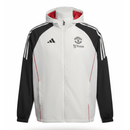 Manchester United 2026, Cortaviento Man United oficial, Chaqueta United 25/26, Ropa oficial Manchester United, Windbreaker fútbol hombre, Regalo fútbol hombre Manchester, Chaqueta blanca Premier League, Cortaviento con capucha, Manchester United lifestyle kit, Comprar cortaviento barato, Tienda Hincha Futbolero.