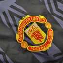 Manchester United retro, Cortaviento Man United oficial, Chaqueta United negra, Ropa vintage Manchester United, Windbreaker fútbol hombre, Regalo fútbol hombre Manchester, Chaqueta negra retro, Cortaviento Umbro style, Manchester United lifestyle kit, Comprar cortaviento barato, Tienda Hincha Futbolero.