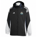 Newcastle 2026, Cortaviento Newcastle oficial, Chaqueta Newcastle 25/26, Ropa oficial Newcastle United, Windbreaker fútbol hombre, Regalo fútbol hombre Newcastle, Chaqueta negra Premier League, Cortaviento con capucha, Newcastle lifestyle kit, Comprar cortaviento barato, Tienda Hincha Futbolero.