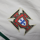 Portugal retro, Cortaviento Portugal oficial, Chaqueta Portugal blanca, Ropa vintage Portugal, Windbreaker fútbol hombre, Regalo fútbol hombre Portugal, Chaqueta blanca retro, Cortaviento sin capucha, Portugal lifestyle kit, Comprar cortaviento barato, Tienda Hincha Futbolero.