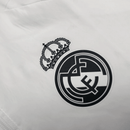 Real Madrid 2026, Cortaviento Real Madrid oficial, Chaqueta Madrid 25/26, Ropa oficial Real Madrid, Windbreaker fútbol hombre, Regalo fútbol hombre Madrid, Chaqueta blanca Real Madrid, Real Madrid lifestyle kit, Comprar cortaviento barato, Tienda Hincha Futbolero.
