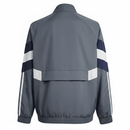 Real Madrid 2026, Cortaviento Real Madrid oficial, Chaqueta Madrid 25/26, Ropa oficial Real Madrid, Windbreaker fútbol hombre, Regalo fútbol hombre Madrid, Chaqueta gris Real Madrid, Cortaviento sin capucha, Real Madrid lifestyle kit, Comprar cortaviento barato, Tienda Hincha Futbolero.