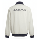 Juventus 2026, Cortavientos Juve oficial, Chaqueta Juventus 25/26, Ropa oficial Juventus, Windbreaker fútbol hombre, Regalo fútbol hombre Juve, Chaqueta blanca Serie A, Cortavientos sin capucha, Juventus lifestyle kit, Comprar cortavientos barato, Tienda Hincha Futbolero.