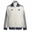 Juventus 2026, Cortavientos Juve oficial, Chaqueta Juventus 25/26, Ropa oficial Juventus, Windbreaker fútbol hombre, Regalo fútbol hombre Juve, Chaqueta blanca Serie A, Cortavientos sin capucha, Juventus lifestyle kit, Comprar cortavientos barato, Tienda Hincha Futbolero.