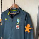Sudadera hombre selección Brasil temporada 2022 azul marino entrenamiento calidad 1.1 premium oficial joga bonito cbf. Brasil 2022, Sudadera Brasil azul marino, Ropa Brasil barata, Entrenamiento Brasil 2022, Calidad 1.1 Brasil, World Cup Gear, Tienda Hincha Futbolero, Brazil Navy Training.