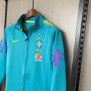 Sudadera hombre selección Brasil temporada 2022 azul claro entrenamiento calidad 1.1 premium oficial joga bonito. Brasil 2022, Sudadera Brasil azul claro, Ropa Brasil barata, Entrenamiento Brasil 2022, Calidad 1.1 Brasil, World Cup Gear, Tienda Hincha Futbolero, Brazil Light Blue Training.