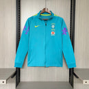 Sudadera hombre selección Brasil temporada 2022 azul claro entrenamiento calidad 1.1 premium oficial joga bonito. Brasil 2022, Sudadera Brasil azul claro, Ropa Brasil barata, Entrenamiento Brasil 2022, Calidad 1.1 Brasil, World Cup Gear, Tienda Hincha Futbolero, Brazil Light Blue Training.